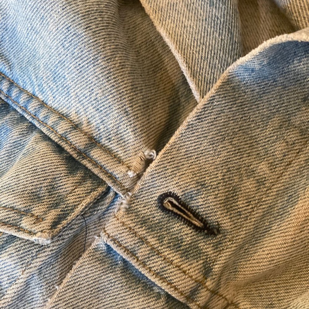 Vintage Women's Levis Jean Jacket - Denim - Picture 4 of 11
